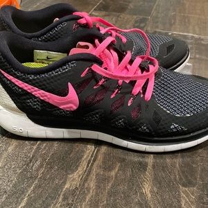 Black and pink nike frees